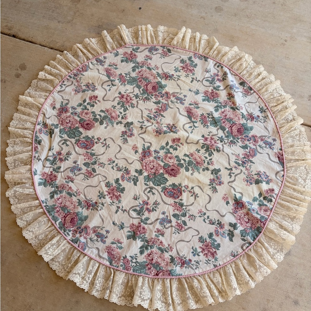 🌸 Vintage Floral Tablecloth with Lace Trim 🌸